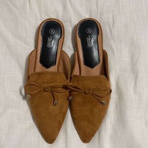 Women’s heel the world loafers